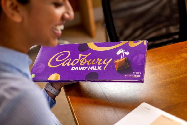 Cadbury Dairy Milk Chocolate Gift Bar, The Classic Creamy Taste, Perfect for Sharing, Extra-Large, 850 g (Pack of 1) - Image 2